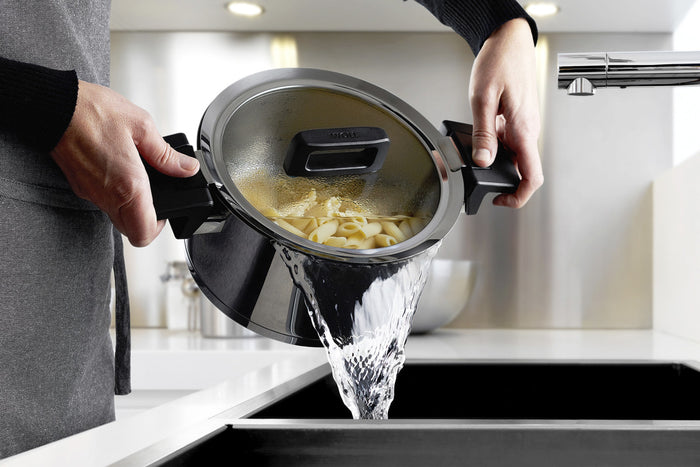 CONCEPT NERŪSĒJOŠĀ TĒRAUDA KATLS AR VĀKU UN ROKTURI, 18CM, 2.2L, INDUKCIJAI