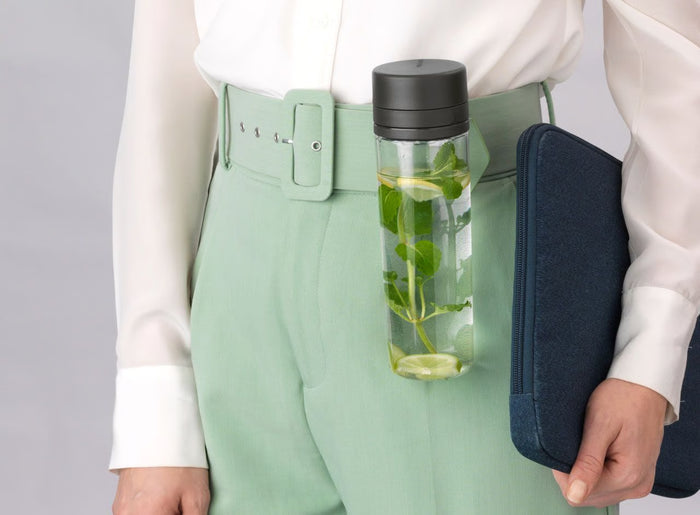 MAKE & TAKE ŪDENS PUDELE AR SIETIŅU, 0,5 L, TUMŠI PELĒKA